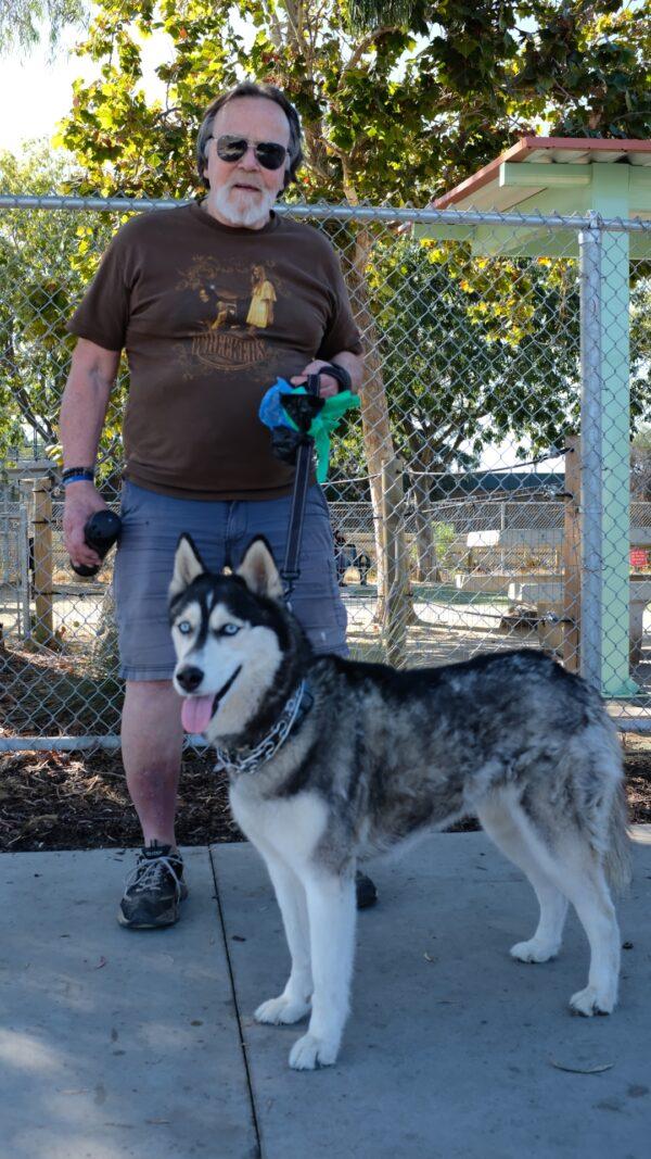 California resident Steve Watters poses with Luna, his Siberian Husky, in Santa Clara, Calif., on Oct. 20, 2022. (David Lam/NTD)