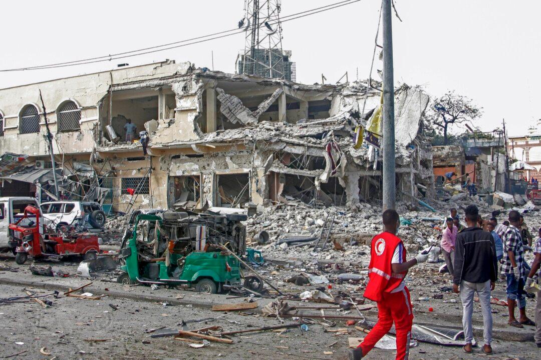 Somalia’s President Says at Least 100 Killed in Car Bombings