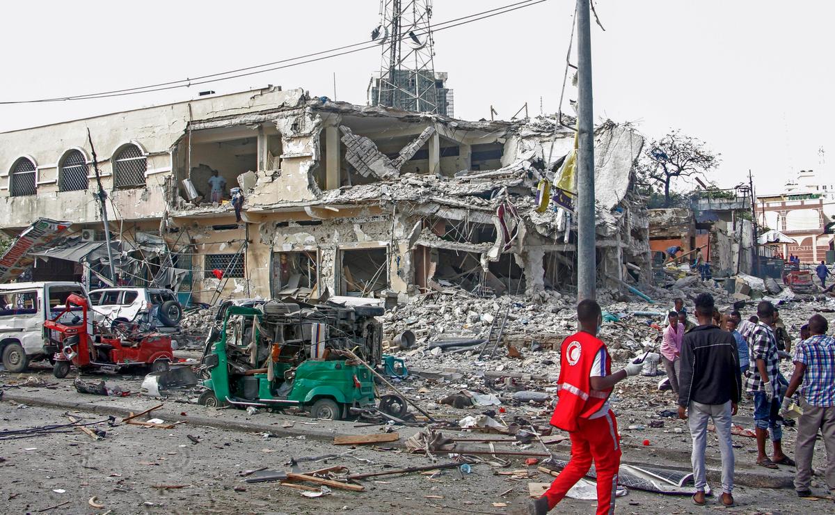 Somalia’s President Says at Least 100 Killed in Car Bombings