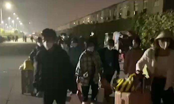 Workers Leave iPhone Factory in Zhengzhou Amid COVID-19 Curbs