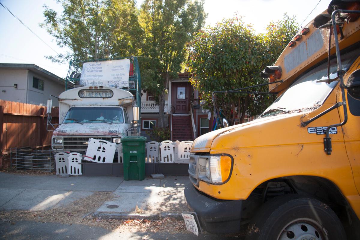 David DePape’s former house, camper van, and yellow school bus that belong to his former girlfriend, Oxane Taub, in Berkeley, Calif., on Oct. 30, 2022 (Lear Zhou/The Epoch Times).