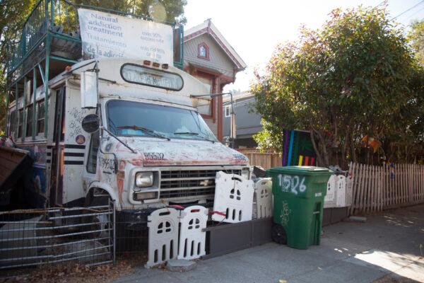 Front entrance of David DePape’s former house and camper van currently belonging to his ex-wife in Berkeley, Calif., on Oct. 30, 2022 (Lear Zhou/The Epoch Times).