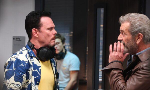 Justin (Kevin Dillon, L) chides Elvis (Mel Gibson) to improve his show, in "On the Line." (Saban Films)
