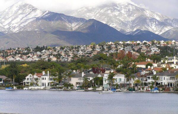 An undated photo of Saddleback Mountain unusually covered in snow over Lake Mission Viejo. (Public Domain)