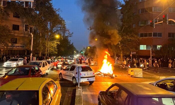 Iran Protests Continue as Demonstrators Defy Warnings From Government