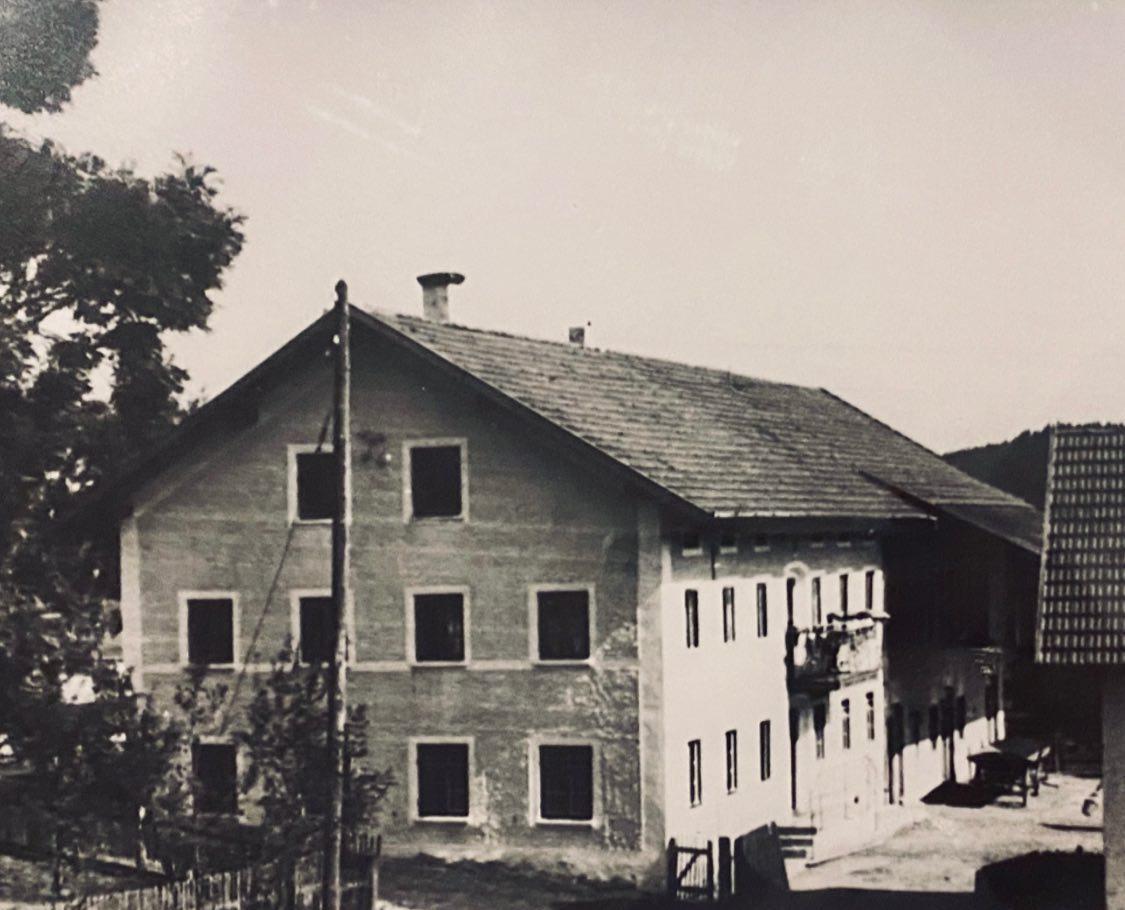 An old photo of the barn. (Courtesy of <a href="https://www.instagram.com/hof_no47/">Sabrina Schmidpeter</a>)
