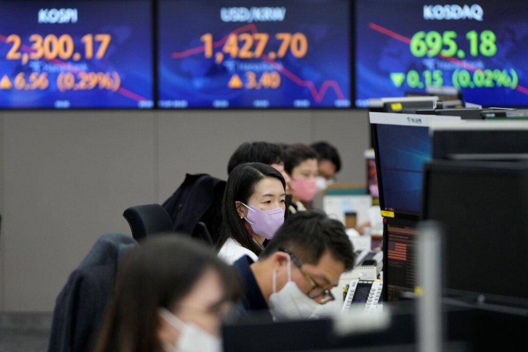 World Shares Advance, Shrugging Off Wall Street Retreat