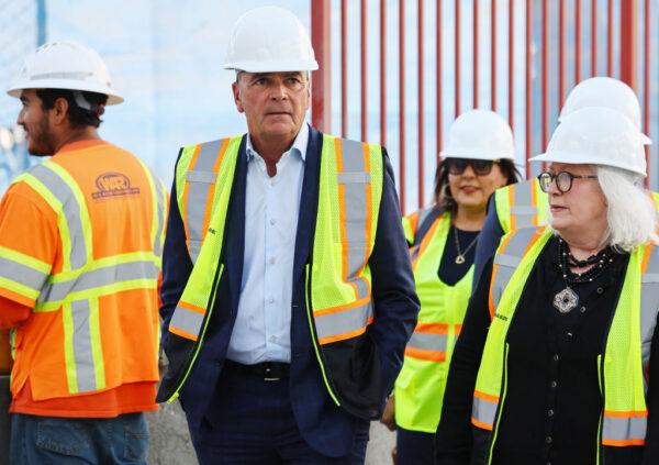 Los Angeles Democratic mayoral candidate Rick Caruso (C) walks with Maura Johnson (R), director of housing for Abbey Road, while touring the construction site of the Sun Commons affordable housing development in North Hollywood, Calif., on Nov. 1, 2022. (Mario Tama/Getty Images)
