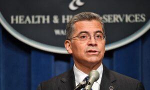 US Health Secretary Defends Promoting New COVID-19 Vaccines Despite Lack of Data