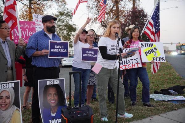 Fairfax County mother Stacy Langton (C) protests the school district's pro-transgender policies outside a Fairfax County School Board meeting in Falls Church, Va., on Nov. 3, 2022. (Terri Wu/The Epoch Times)