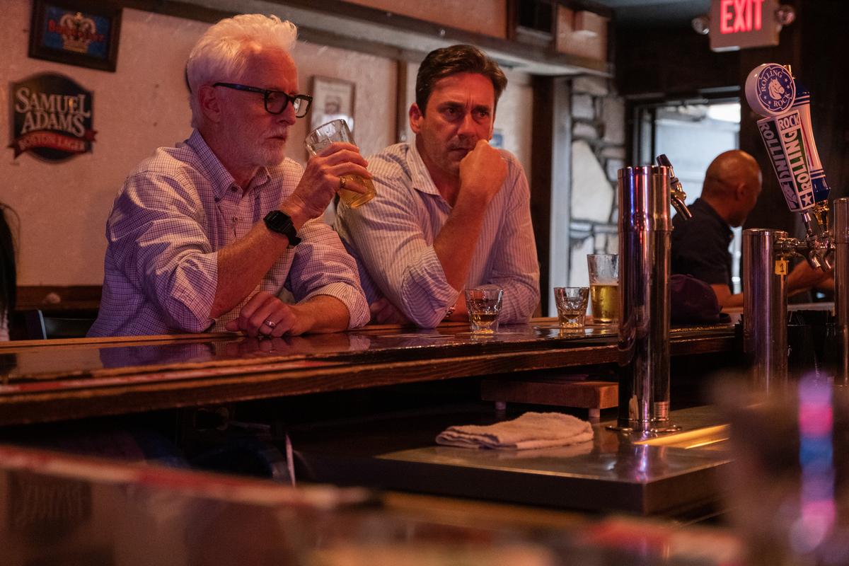 Former newspaper colleagues Frank Jaffe (John Slattery, L) and Irwin M. Fletcher (Jon Hamm) have a drink and catch up, in "Confess, Fletch." (Miramax/Paramount Pictures)