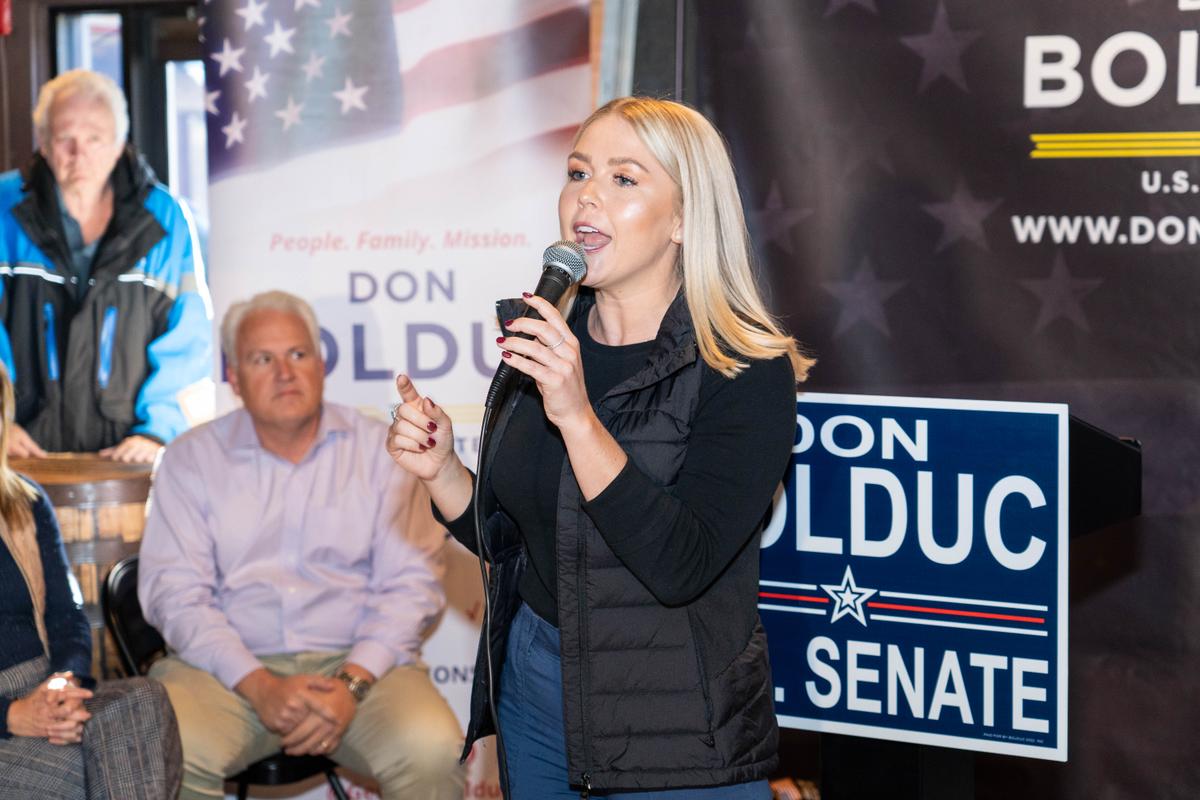 Trump Names Karoline Leavitt as White House Press Secretary thumbnail