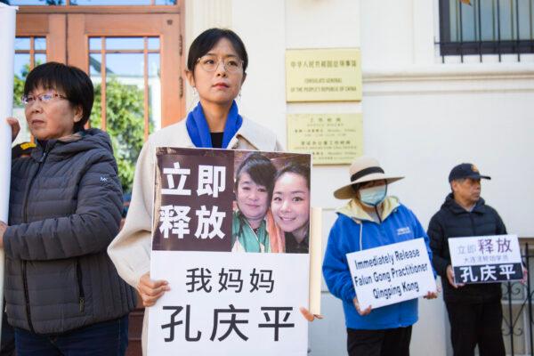 Liu Zhitong in front of the Chinese Consulate in San Francisco on Nov. 3, 2022. (Lear Zhou/The Epoch Times)