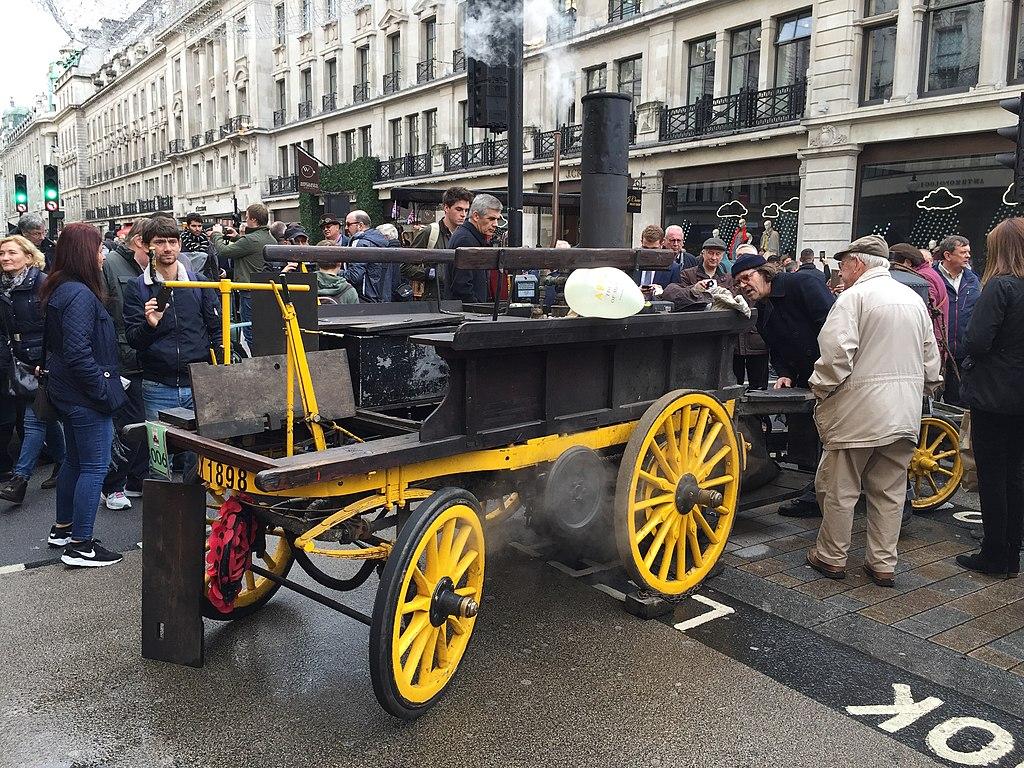 Onlookers inspect a 1896 Salvesen Steam Cart at the Regent Street Motor Show in London, UK,  in 2017. (<a href="https://commons.wikimedia.org/wiki/File:Salvesen_1896_Steam_Cart_SX1898_at_the_Regent_Street_Motor_Show_2017.jpg">andrewrabbott</a>/CC BY-SA 4.0)