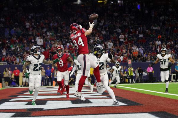 Teagan Quitoriano (84) of the Houston Texans makes a touchdown pass reception against the Philadelphia Eagles in the first quarter at NRG Stadium in Houston, on Nov. 3, 2022. (Carmen Mandato/Getty Images)
