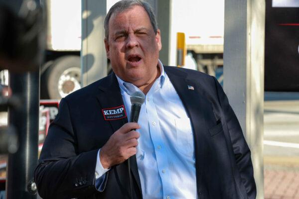 Former New Jersey Govenor Chris Christie, once a federal prosecutor, joked with the crowd about New Jersey mobsters and Tony Soprano as he campaigned for Georgia Governor Brian Kemp in Winder, Ga. on November 4, 2022. (Photo courtesy of Justin Kase Photography.)