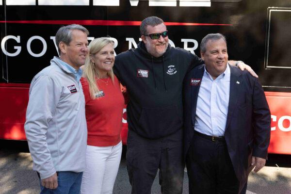 Govenor Brian Kemp, First Lady Marty Kemp, a police officer supporter, and Govenor Chris Christie during a campaign bus tour in Winder, Ga. on November 4, 2022. Several police officers had their photos taken with the Kemps and Christie. (Photo courtesy of Justin Kase Photography.)