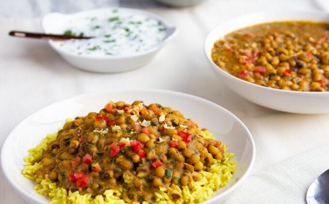 Black-Eyed Peas Curry with Yogurt Gravy