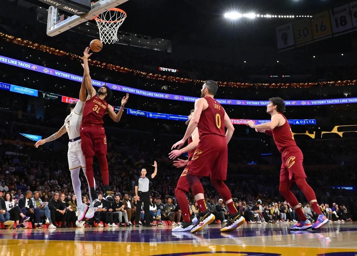 NBA Roundup: Cavs Down Lakers for 8th Straight Win