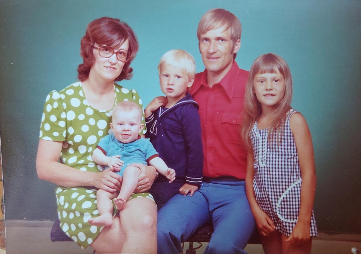 Juanito Jonsson with his parents and siblings. (Courtesy of <a href="https://www.tiktok.com/@juanito.jonsson">Juanito Jonsson</a> and <a href="https://www.instagram.com/juanitojonsson/">@juanitojonsson</a>)