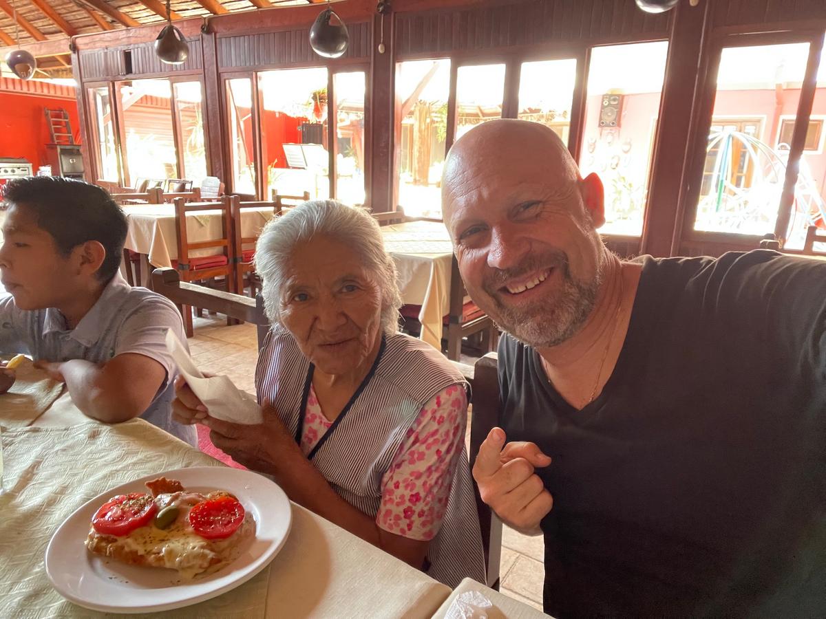 Juanito Jonsson and Ana enjoying a meal together during their reunion. (Courtesy of <a href="https://www.tiktok.com/@juanito.jonsson">Juanito Jonsson</a> and <a href="https://www.instagram.com/juanitojonsson/">@juanitojonsson</a>)