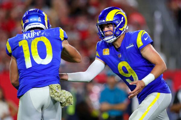 Matthew Stafford (9) of the Los Angeles Rams hands the ball off to Cooper Kupp (10) of the Los Angeles Rams in the fourth quarter of a game against the Tampa Bay Buccaneers at Raymond James Stadium in Tampa, Flor., on Nov. 6, 2022. (Mike Ehrmann/Getty Images)
