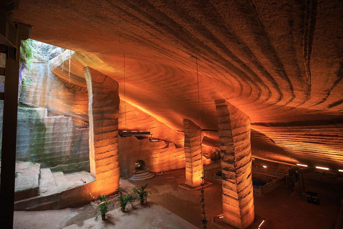 Chiseled pillars within the sprawling 30,000 square meter cave complex. (<a href="https://commons.wikimedia.org/wiki/File:Longyou_Xiaonanhai_Shishi_2016.12.11_16-10-51.jpg">Zhangzhugang</a>/CC BY-SA 4.0)
