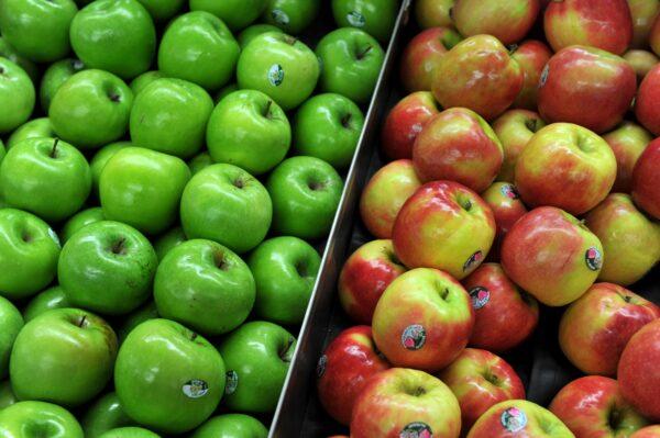Granny Smith and Pink Lady apples sit on a stall at a fruit store in Sydney, Australia, on Sept. 11, 2013. (AAP Image/Paul Miller)