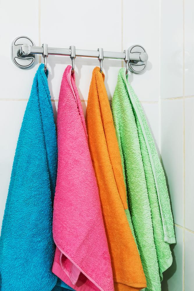 Colored towels are an inexpensive way to brighten a bathroom without the effort of repainting. (OlegDoroshin/Shutterstock)