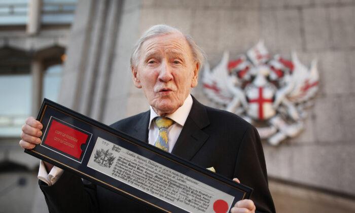 Leslie Phillips, ‘Carry On’ Star, Voice of Sorting Hat, Dies