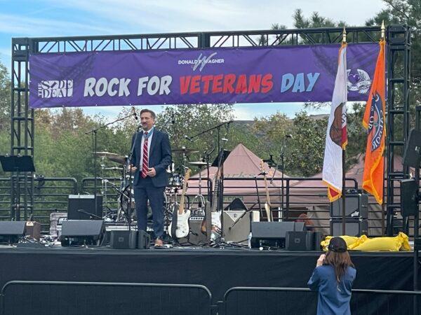 Medal of Honor Recipient David Bellavia speaks to hundreds of people on Veterans Day at the Irvine Regional Park on Nov. 11, 2022. (Carol Cassis/The Epoch Times)