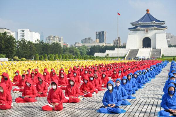 5,000 Falun Gong practitioners meditate on Liberty Square in Taipei, Taiwan, on Nov. 12, 2022. (Pai Chuan/The Epoch Times)