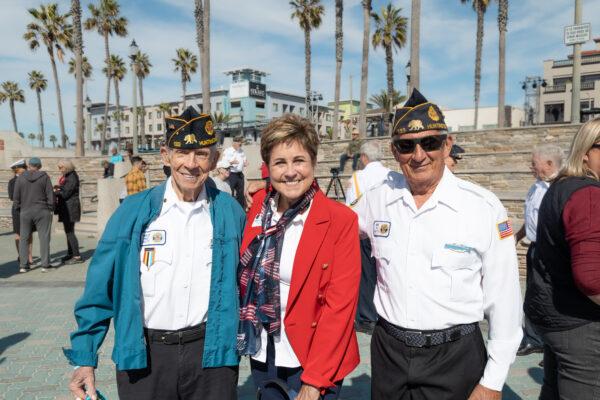 (L-R) Veteran Harlan Price, Mayor Barbara Delgleize, and veteran Mike Ali at the Veterans Day ceremony at Pier Plaza in Huntington Beach, Calif., on Nov. 11, 2022. (Julianne Foster/The Epoch Times)