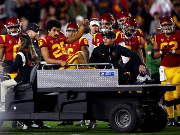 Travis Dye (26) of the USC Trojans leaves the game after an injury against the Colorado Buffaloes in the first half at United Airlines Field at the Los Angeles Memorial Coliseum in Los Angeles, on Nov. 11, 2022. (Ronald Martinez/Getty Images)