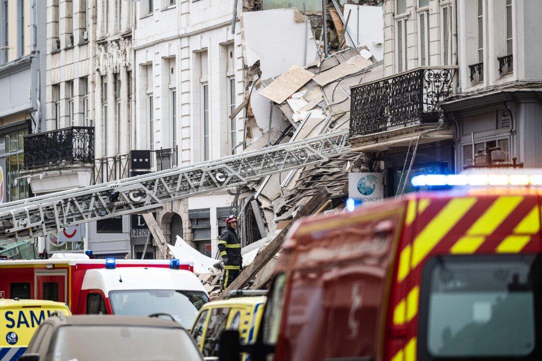 Eagle Eye: Man’s Warning Saves Lives in Building Collapse