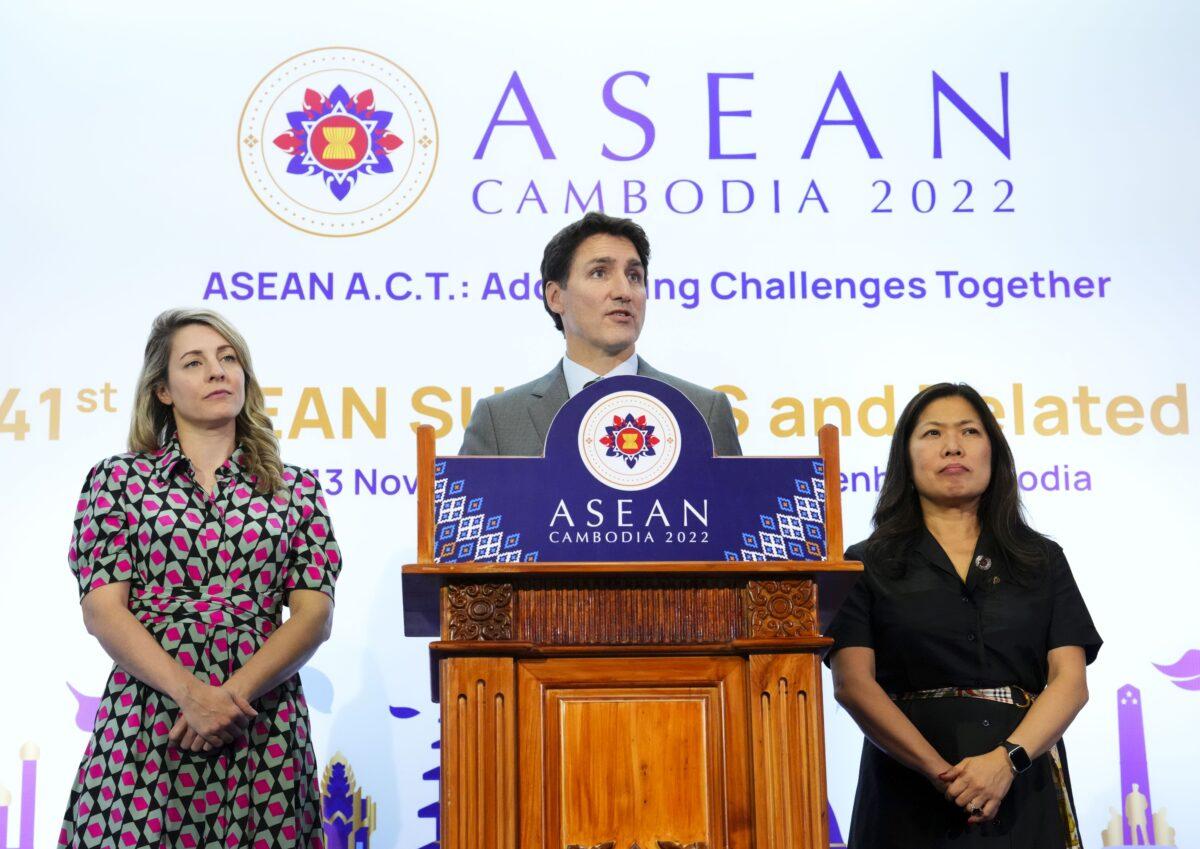 Prime Minister Justin Trudeau, flanked by Foreign Affairs Minister Melanie Joly (L) and International Trade Minister Mary Ng, holds a press conference following the ASEAN Summit in Phnom Penh, Cambodia, on Nov. 13, 2022. (The Canadian Press/Sean Kilpatrick)