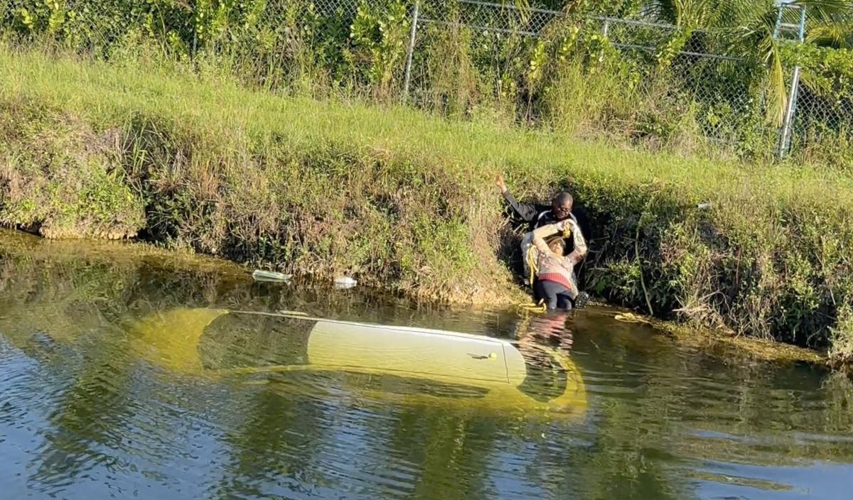The woman is rescued from alligator-infested waters back to shore. (Courtesy of <a href="https://www.instagram.com/cristianopiquet/">Cristiano Piquet</a>)