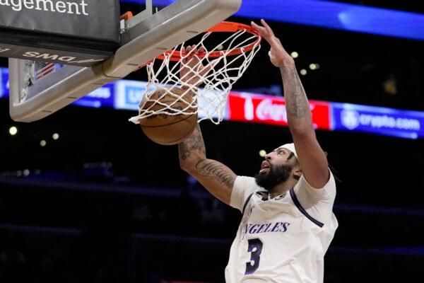 Los Angeles Lakers forward Anthony Davis (3) dunks during the first half of an NBA basketball game against the Brooklyn Nets in Los Angeles, on Nov. 13, 2022. (Ashley Landis/AP Photo)