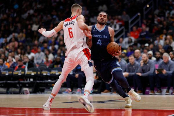 <br/>Memphis Grizzlies center Steven Adams (4) drives to the basket as Washington Wizards center Kristaps Porzingis (6) defends in the third quarter at Capital One Arena in Washington on Nov. 13, 2022. (Geoff Burke/USA TODAY Sports via Field Level Media)