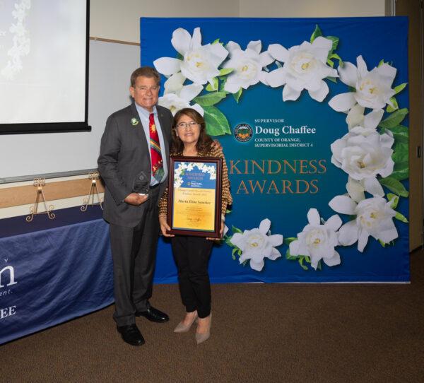 Orange County Board of Supervisors Chairman Doug Chaffee awards Maria Eline Sanchez at the Fourth District Kindness Awards ceremony in Fullerton, Calif., on Nov. 13, 2022. (Courtesy of the Office of Chairman Doug Chaffee)