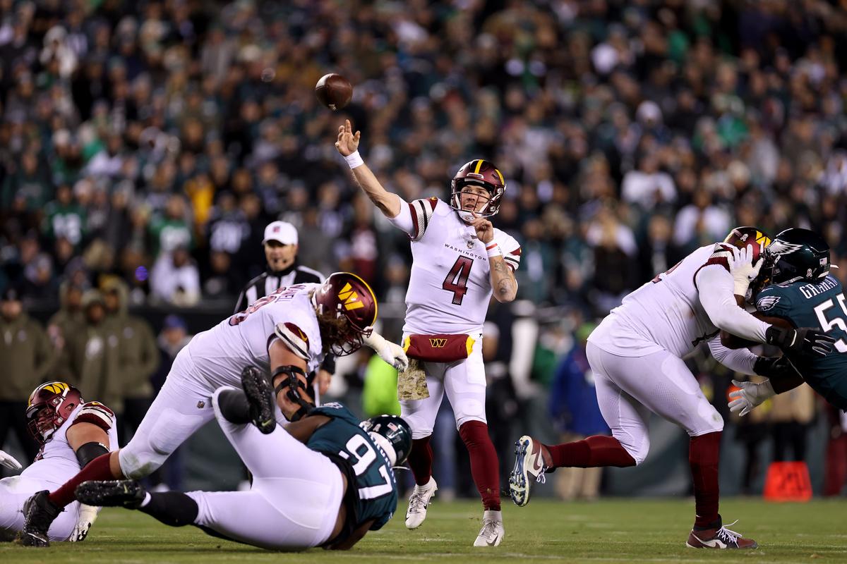 Commanders Ends Sloppy Eagles’ Perfect Season 32–21