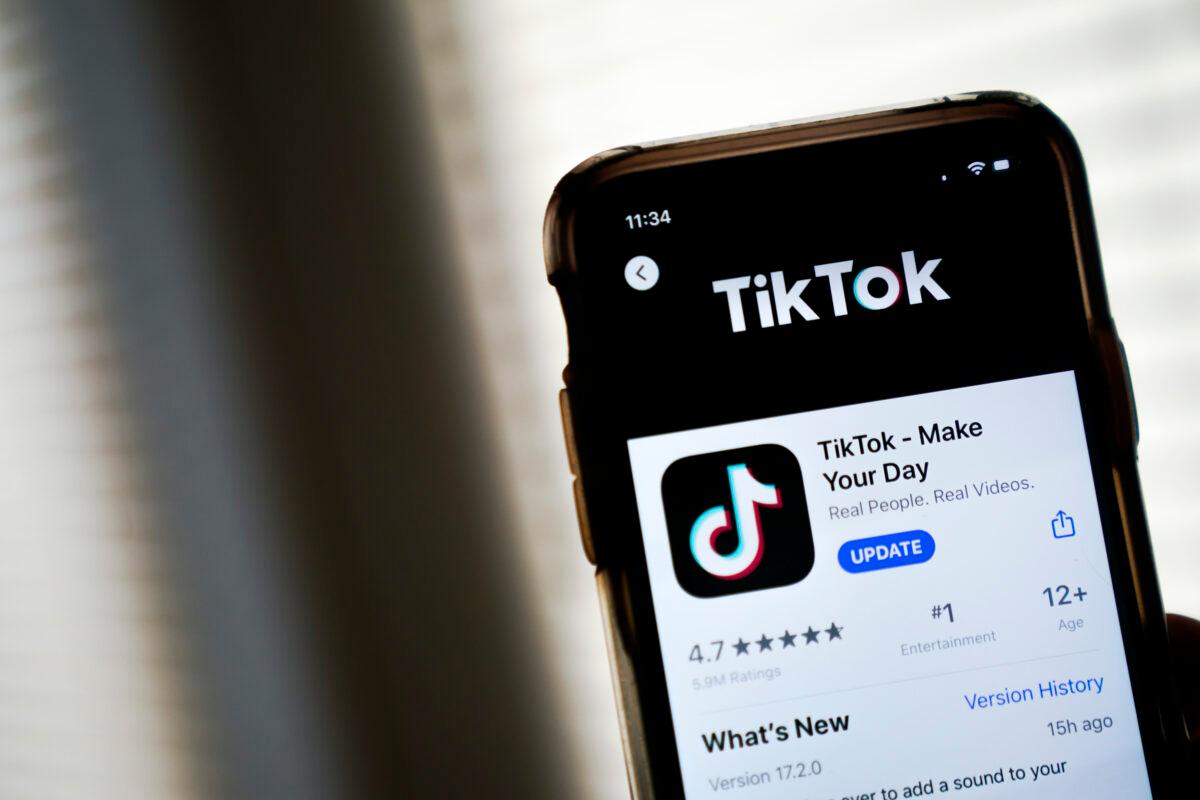 A download page for the TikTok app is displayed on an Apple iPhone in Washington, D.C., on Aug. 7, 2020. (Photo Illustration by Drew Angerer/Getty Images)