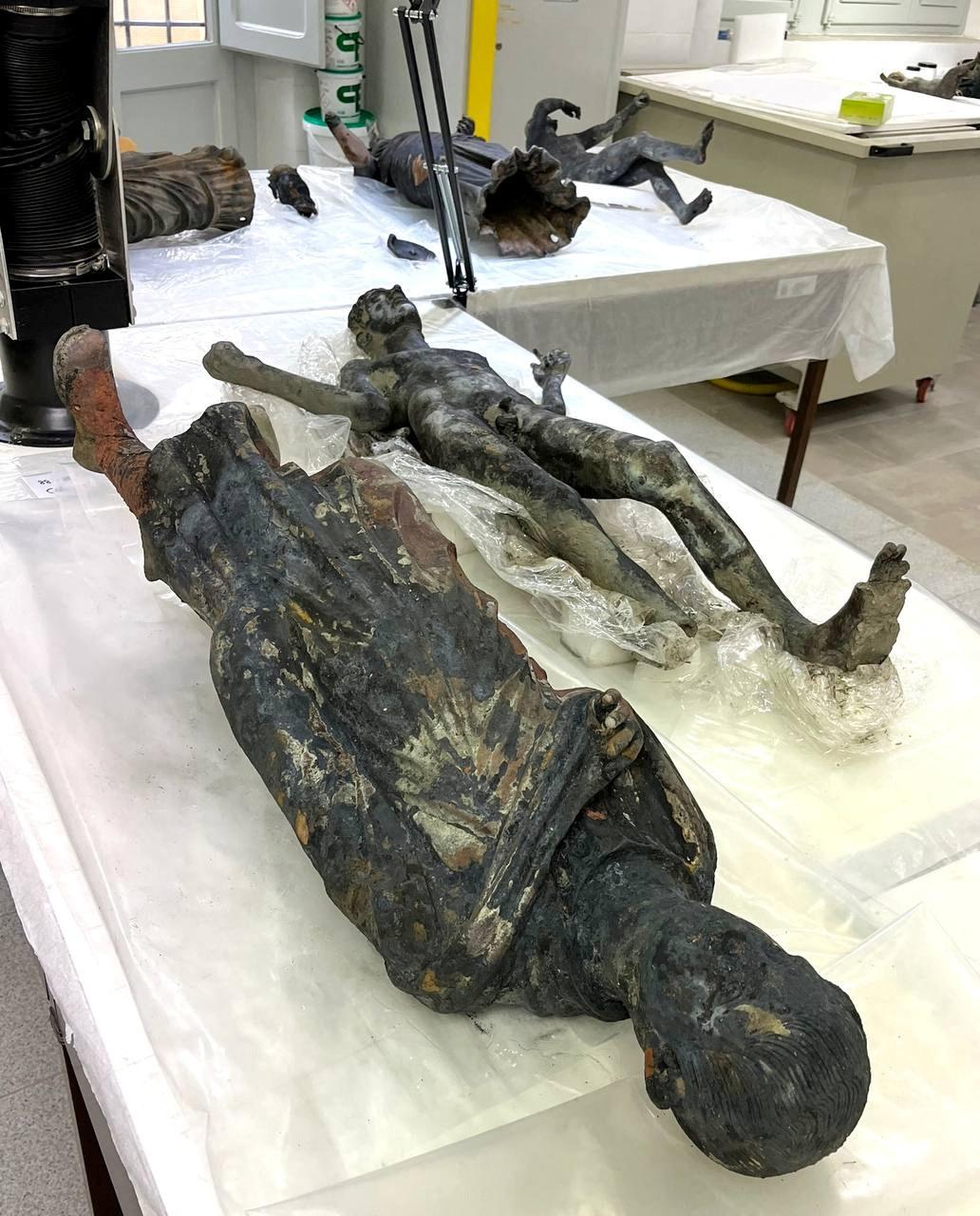 A newly-discovered 2,300-year-old bronze statue at a laboratory in Grosseto, Italy. (Ministero della Cultura/Handout via Reuters)