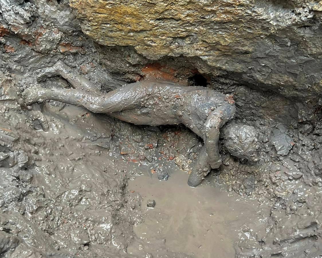 A 2,300-year-old bronze statue found embodied in mud at a dig site in San Casciano dei Bagni, Italy. (Ministero della Cultura/Handout via Reuters)