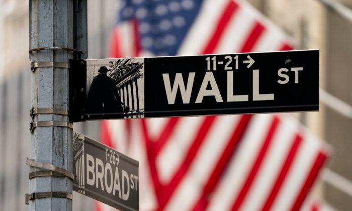 Wall Street Gains Ground, Turning Higher for the Week