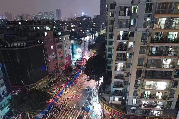 On Nov. 14, protests broke out in various subdistricts in Haizhu District of China's southern megacity Guangzhou. Protesters took to the street, tore down barricades, and confronted local officials and police. (Supplied by interview)