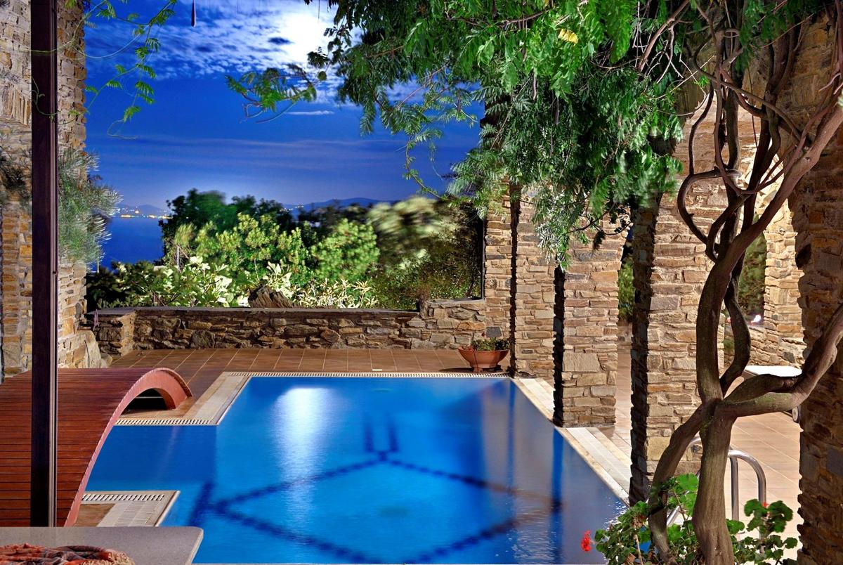 At dusk, the view from the pool area of the blue Aegean creates a relaxed, tranquil atmosphere. (Courtesy of Greece Sotheby’s International Realty)