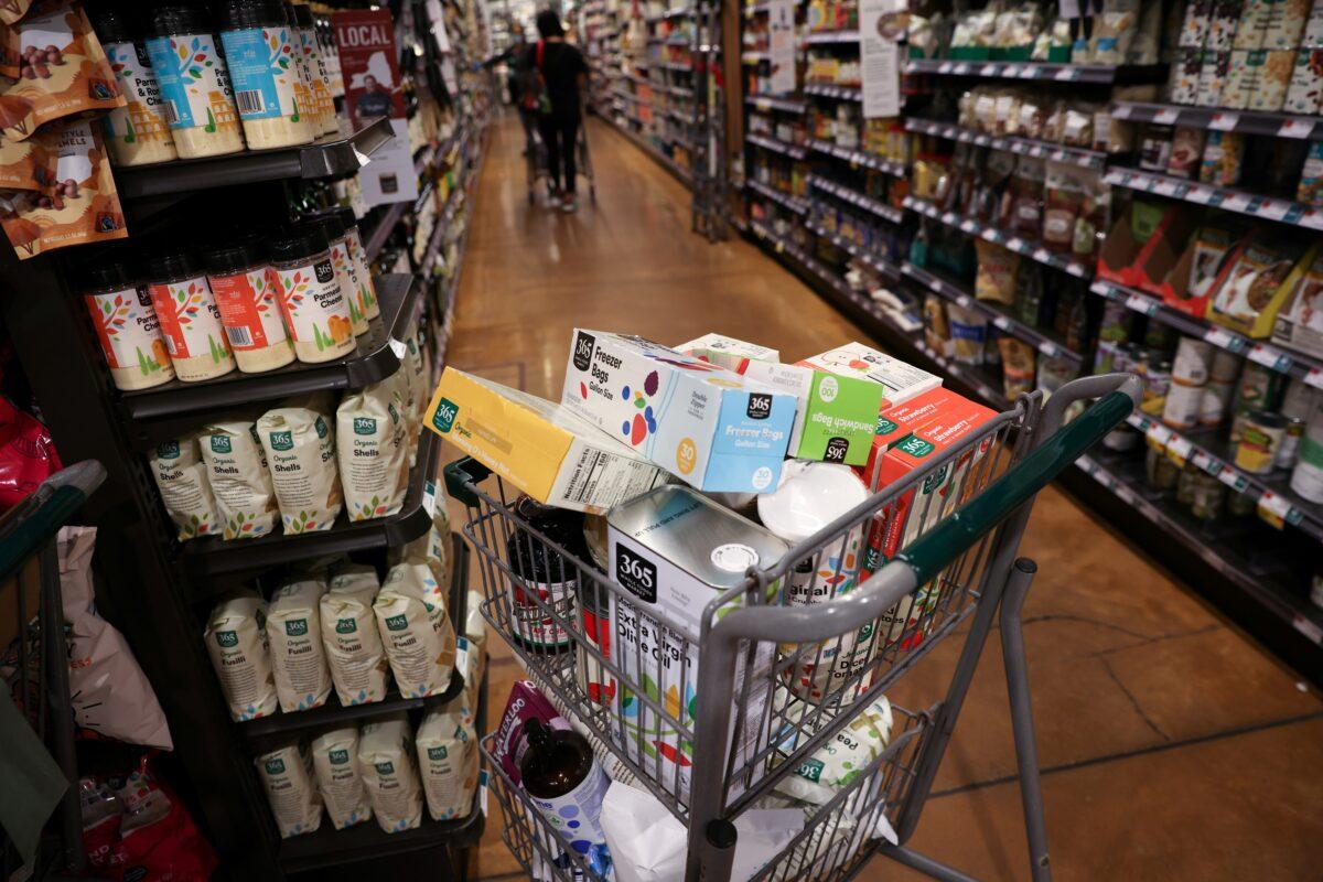 A shopping cart in a supermarket as inflation affected consumer prices in Manhattan, N.Y., on June 10, 2022. (Andrew Kelly/Reuters)