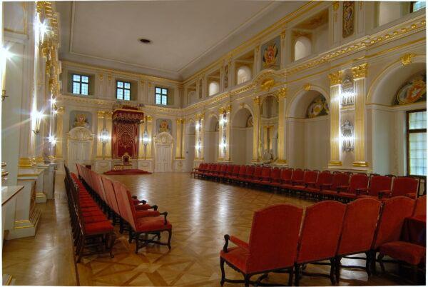 Poland’s Permanent Council once met in the Senatorial Hall, designed in King Stanislaw’s classical style with its elegant white and gold decor and parquet floor. The 3rd May Constitution was passed in 1791 in the Senatorial Hall—the first constitution in Europe and the second in the world. (A. Ring/Royal Castle in Warsaw)