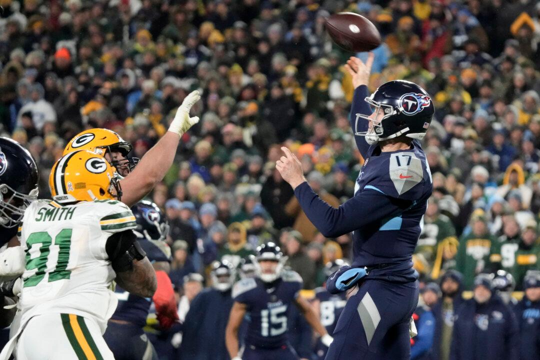 Tannehill Leads Titans to 27–17 Victory Over Packers